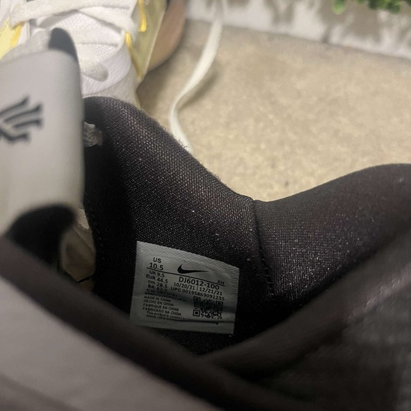Size 10.5 Nike Kyrie Low White Game with Box Included - Picture 12 of 12